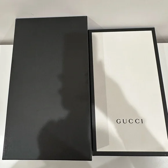Gucci white&black shoe box with 2 dust bags, tissue/shoe stuffing papers & card - Picture 12 of 13